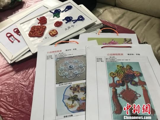 The textbooks compiled by Zheng Chongzhi. (Photo/China News Service)