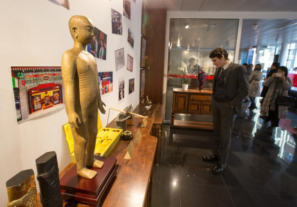 A guest visits the Tongrentang Chinese medicine store in Geneva, Dec 5, 2017. (Photo/Xinhua)