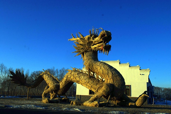 he 6.6-meter-tall and 18.8-meter-long sculpture is expected to be the biggest of its kind in China. The dual dragons symbolize good fortune and health. [Photo/chinadaily.com.cn]