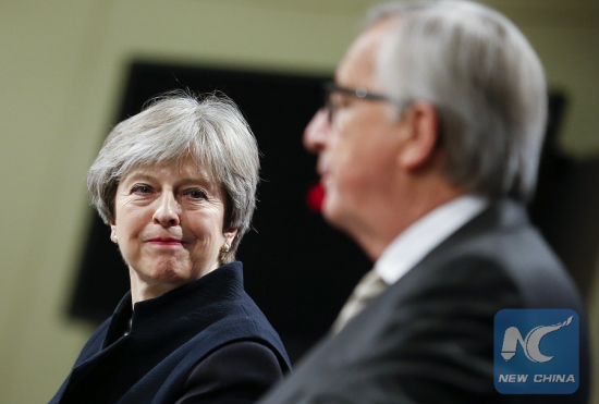 British Prime Minister Theresa May (L) and European Commission President Jean-Claude Juncker attend a press conference after their meeting on Brexit at EU headquarters in Brussels, Belgium, on Dec. 4, 2017. (Xinhua/Ye Pingfan)
