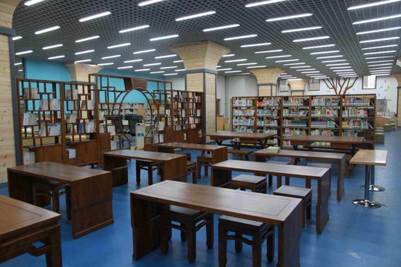 Reading room with Chinese-style decorations in the Capital Library. (Photo provided to CGTN)