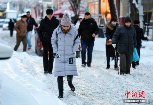 A heavy snow hits Urumqi, the Xinjiang Uygur Autonomous Region, Dec. 28, 2017. (Photo/China News Service)