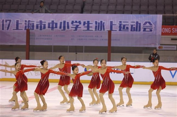 Wei Yining and Wang Yiyuan were part of the synchronized skating team that performed at the opening ceremony of the 2017 Shanghai Primary and Middle School Ice Sport Meet. (Ma Yue/SHINE)