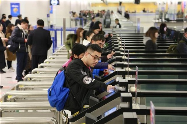 People used self-service immigration channels. (Ti Gong)