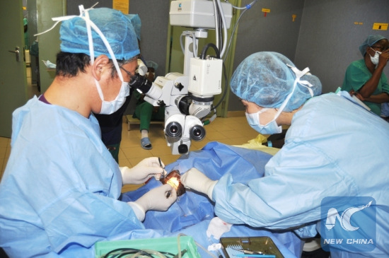 International Blindness Relief Organization Vision Care President Dr. Dong Hae Kim (L) performs an eye cataract surgery during a three-day free eye surgical camp activity at Muhimbili National Hospital in Dar es Salaam, Tanzania, Aug. 9, 2016. (Xinhua/John Badi)