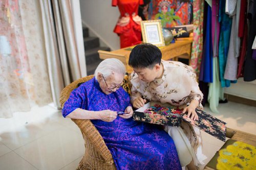 Xu Dong (right) looks at materials with her grandmother. (Photo/Courtesy of Xu Dong)