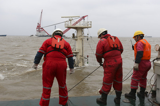 Rescue workers check waters near to where a cargo ship sank off the Shanghai coast on Thursday. China Daily