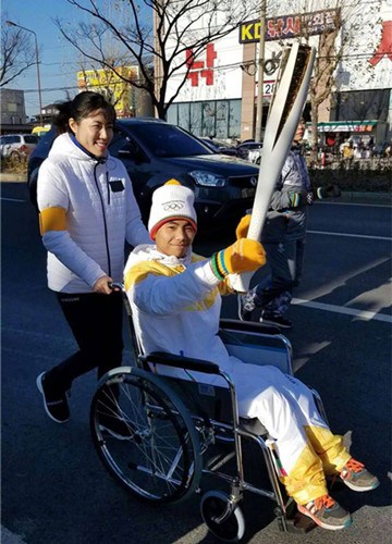 Yan Yuhong bears the torch of the 2018 Pyeongchang Winter Olympics in South Korea. (Photo/weibo of peoples daily)