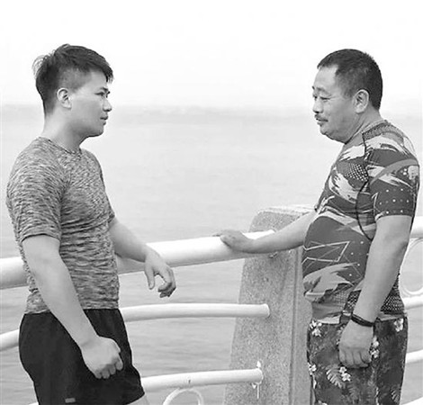 Ding Guoliang and Ding Youwang before losing weight. (Photo/Qianjiang Evening News)