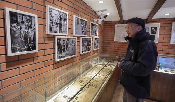 A man admires old pictures at Xiwang Garden Lane Museum, Shanghais first lilong museum which opened in Jingan District on Thursday. (Jiang Xiaowei/SHINE)