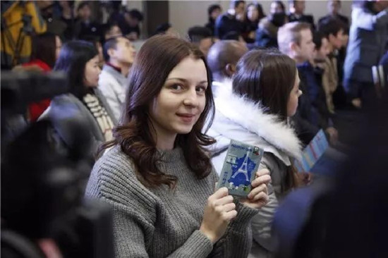 A foreigner shows her long-term residence certificate. (Photo provided to chinadaily.com.cn)