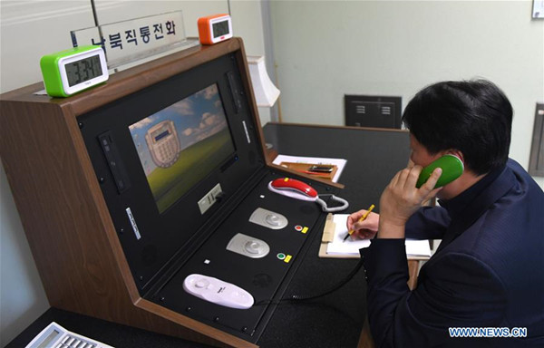 A South Korean government official communicates with the Democratic People's Republic of Korea (DPRK) side via the communication channel in Panmunjom, South Korea, on Jan. 3, 2018. (Xinhua/Ministry of Unification of the Republic of Korea)