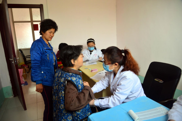 Villagers undergo checks for cervical and breast cancer at the family planning office in Liaocheng city, Shandong province. (ZHAO YUGUO/FOR CHINA DAILY)
