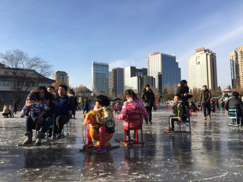 With improved air quality in Beijing, people near Tuanjiehu Park are choosing to spend time with children outdoors. / CGTN Photo