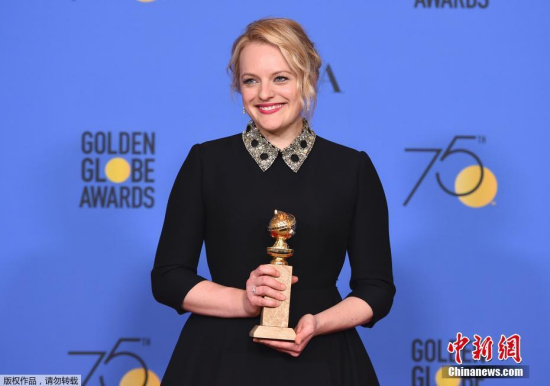 Elisabeth Moss wins the award for best actress in a drama series for her role in The Handmaid's Tale, at the 75th Annual Golden Globe Awards in Beverly Hills, Calif., Jan. 7, 2018. (Photo/Agencies) 