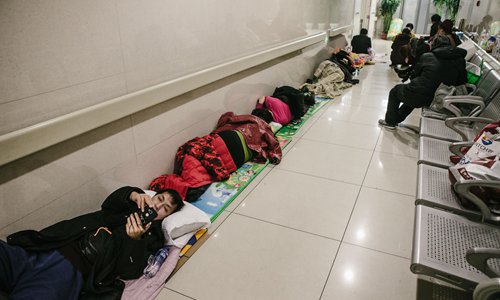 Patients line up in the middle of the night for appointments the following morning at the Peking Union Medical College Hospital (PUMCH). (Photo: Li Hao/GT)