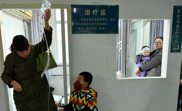 A child with the flu is given an intravenous drip at the First Hospital of Hebei Medical University in Shijiazhuang, Hebei province, on Friday. Hospitals in many parts of China have seen a rising number of people seeking treatment for cold. (Photo/China News Services)