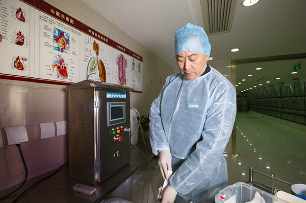 Xu Jun prepares for an embalming operation at the Baoxing Funeral Parlor in Shanghai. Provided To China Daily