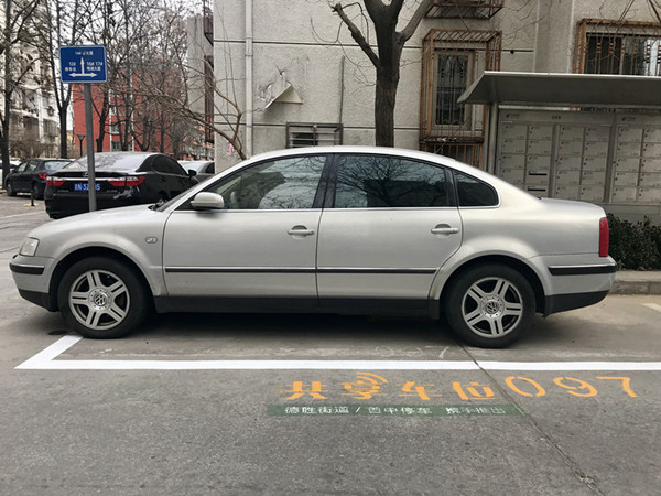 A car takes up one of the shared parking spaces in Huangsi No 24 community, Beijing, on Thursday. (Xin Wen/China Daily)