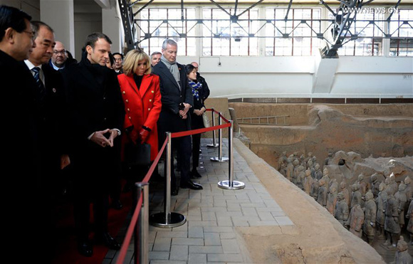 French President Emmanuel Macron and his wife Brigitte Macron visit the Emperor Qinshihuang's Mausoleum Site Museum in Xi'an, capital of northwest China's Shaanxi Province, Jan. 8, 2018. Xi'an is the first stop of Macron's 3-day state visit to China, as invited by Chinese President Xi Jinping. (Xinhua/Liu Xiao)