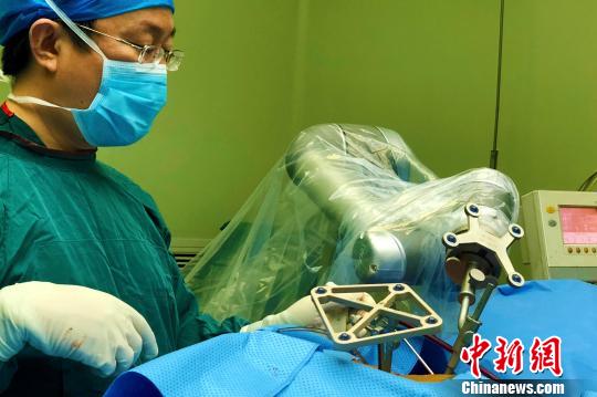 Tianji, a surgical robot, performs an orthopedic operation on a patient at the First Affiliated Hospital of Anhui Medical University in Hefei, Anhui province, Jan. 3, 2018. (Photo/China News Service）