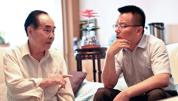 Hou Yunde chats with Cheng Yongqing, executive manager of Beijing Tri-Prime Gene Pharmaceutical Co, which Hou helped to found in 1992. (Photo/China Daily)