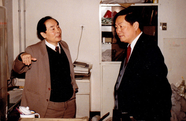 Hou welcomes Yin Dakui, then vice-minister of health, to his lab in 1994. (Photo/China Daily)