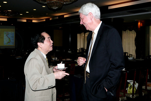 Hou speaks with a foreign expert at the International Conference on avian flu in Beijing in 2006. (Photo/China Daily)