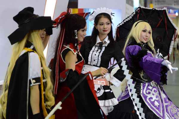 Performers dress up in costumes during the 9th Xiamen International Animation Festival hosted by Migu Co Ltd in Xiamen, Fujian province, in August 2016. (Photo/China News Service)