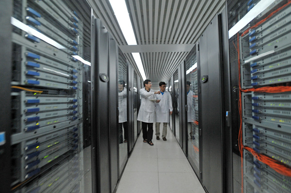 Two engineers examine the equipment of Tianhe at the National Supercomputer Center in Tianjin. (Photo provided to China Daily)