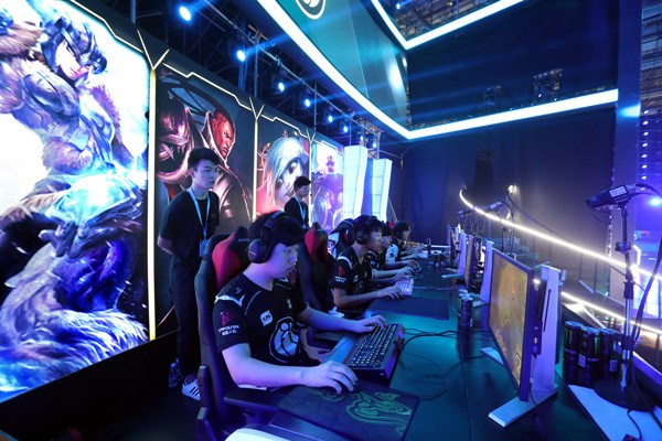 E-sports competitions, boasting sleek production values, have been drawing tens of thousands of spectators to venues around the country, not to mention generating billions of views online, as the industry goes from strength to strength.  CHINA DAILY