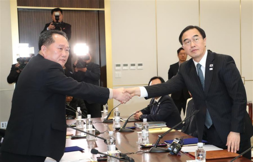 Ri Son-gwon (R), chairman of the Committee for the Peaceful Reunification of the Fatherland of the Democratic People's Republic of Korea (DPRK), shakes hands with South Korean Unification Minister Cho Myoung-gyon in the truce village of Panmunjom, Jan. 9, 2018. South Korea and the DPRK on Tuesday kicked off a senior-level, inter-governmental dialogue in the truce village of Panmunjom. (Xinhua/Newsis)