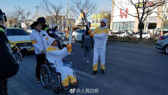 Yan Yuhong serves as a torchbearer for the 2018 Winter Olympic Games in Pyeongchang, South Korea. (Photo: People's Daily)