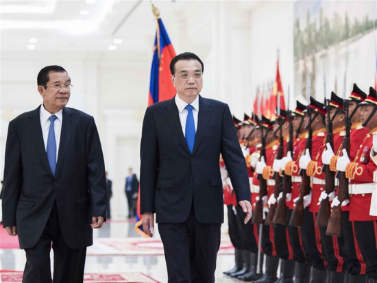 Cambodian Prime Minister Samdech Techo Hun Sen (L) holds a welcoming ceremony for Chinese Premier Li Keqiang prior to their talks in Phnom Penh, Cambodia, Jan. 11, 2018. (Xinhua/Li Tao)