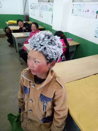 A boy comes to classroom with his hair frozen. (Photo provided to chinadaily.com.cn)
