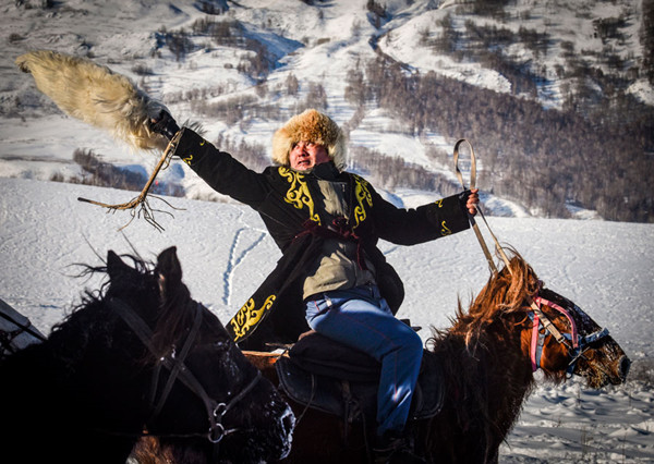A Hemu villager participates in the traditional sport of buzkashi, or sheep pulling, which is performed for tourists. (Photo/Xinhua)