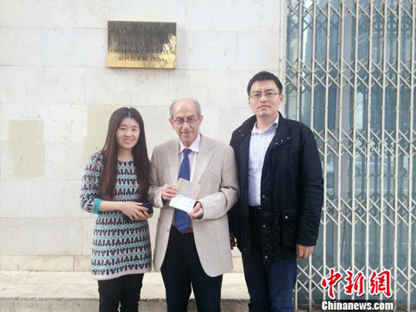 Moris Topaz (center) poses for a photo with staff members from the Chinese Embassy in Israel after obtaining the talent visa. (Photo/Chinanews.com)