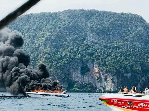 The photo taken by a mobile phone on Jan. 14, 2018 shows a speedboat explosion on southern Thailand's Andaman Sea near Phi-Phi Islands. A speedboat carrying 27 Chinese tourists and several Thai crews exploded on southern Thailand's Andaman Sea near Phi-Phi Islands on Sunday. (Xinhua)