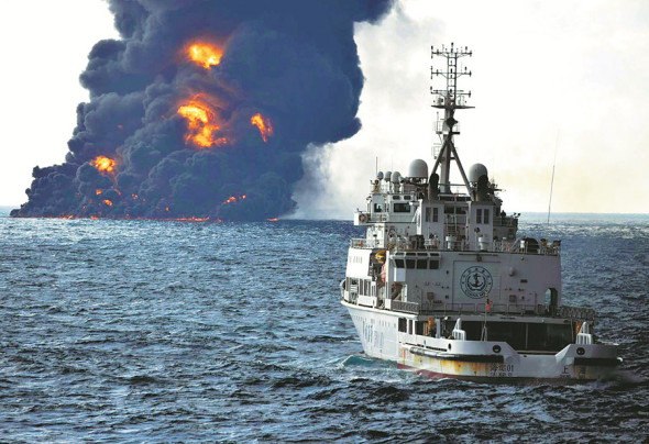 The Panamaregistered oil tanker Sanchi suddenly reignited on Sunday, with smoke and flames shooting up 800 meters. The tanker carrying 136,000 metric tons of light crude oil has been adrift and on fire following a collision with another vessel in the East China Sea on Jan 6. (Photo provided by the Ministry of Transport)