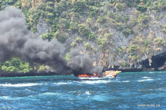 The photo taken by a mobile phone on Jan. 14, 2018 shows a speedboat explosion on southern Thailand's Andaman Sea near Phi-Phi Islands. A speedboat carrying 27 Chinese tourists and several Thai crews exploded on southern Thailand's Andaman Sea near Phi-Phi Islands on Sunday. (Xinhua) 