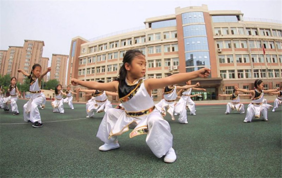 Students perform a variety of actions together at the Shaqu Experimental School in Dalian, Northeast China's Liaoning province. [Photo by Wang Hua/chinadaily.com.cn]