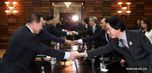 South Korean delegation members(R) shake hands with members of the Democratic People's Republic of Korea(DPRK) delegation before their talks at the truce village of Panmunjom, Jan. 15, 2018. (Photo/Xinhua)
