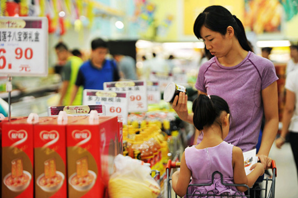 A woman chooses canned food at a supermarket in Qingdao, East China's Shandong province, Sep 9, 2016. (Photo provided for China Daily)