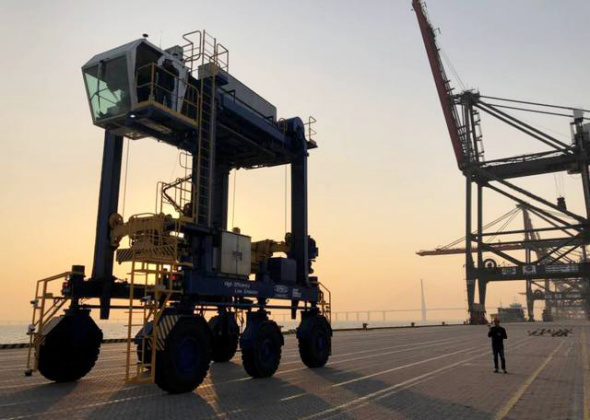  A Chinese-made self-driving container straddle carrier undergoes testing at a port in Shanghai, January 14, 2018. (Photo/jfdaily.com)