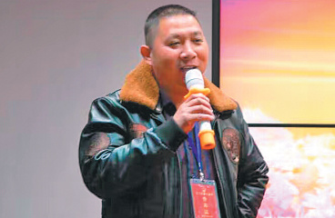 Lin Guohua shares his experience at a public event held in Wenzhou, Zhejiang province. Photo/China Daily