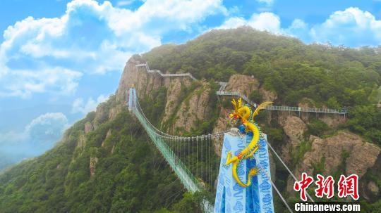 Photo shows a glass bridge called Flying Dragon in the Sky in Wuhu City. (Photo: China News Service/Zhang Yazi)