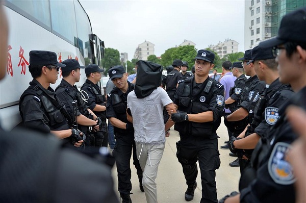 Police take suspects back to Shanghai (Ti Gong)