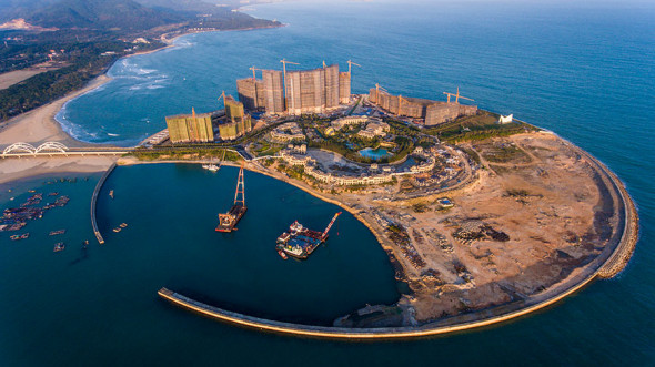 Construction of a resort project at Riyue Bay, or Sun Moon Bay, in Wanning, Hainan province, has been halted. The Sun Moon Island project covers a reclamation area of 97 hectares, and construction on Moon Island, 49.1 hectares, began without proper permits. (Photo/China News Servic)