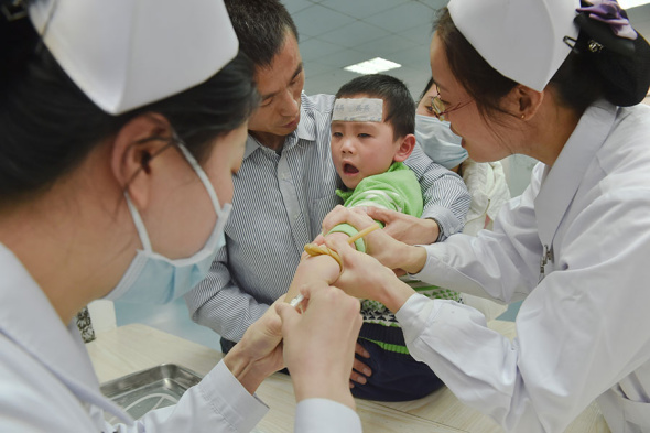 A child with flu receives treatment at Fujian Maternity and Child Healthcare Hospital in Fuzhou, Fujian province, on Tuesday. (Photo/Xinhua)