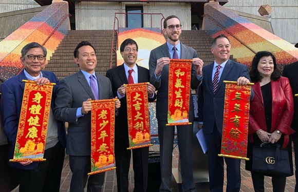 California state senators Scott Wiener (fourth from left) and Richard Pan (third from left), lead authors of Bill 892, join coauthors assemblymen Phil Ting (second from right) and David Chiu (second from left) and other supporters to announce the introduction of the bill to recognize the Lunar New Year statewide, on Jan 12 in San Francisco Chinatown. (LIA ZHU/CHINA DAILY)